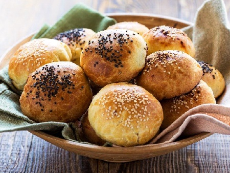 Обикновени малки домашни питки (хлебчета) с мая, сусам и мак - снимка на рецептата